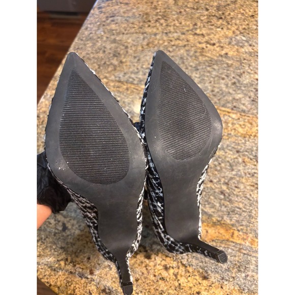 JustFab Adelaide Classic Court Shoes Black White Pointed Toe Pumps Size‎ 9 - Picture 3 of 6